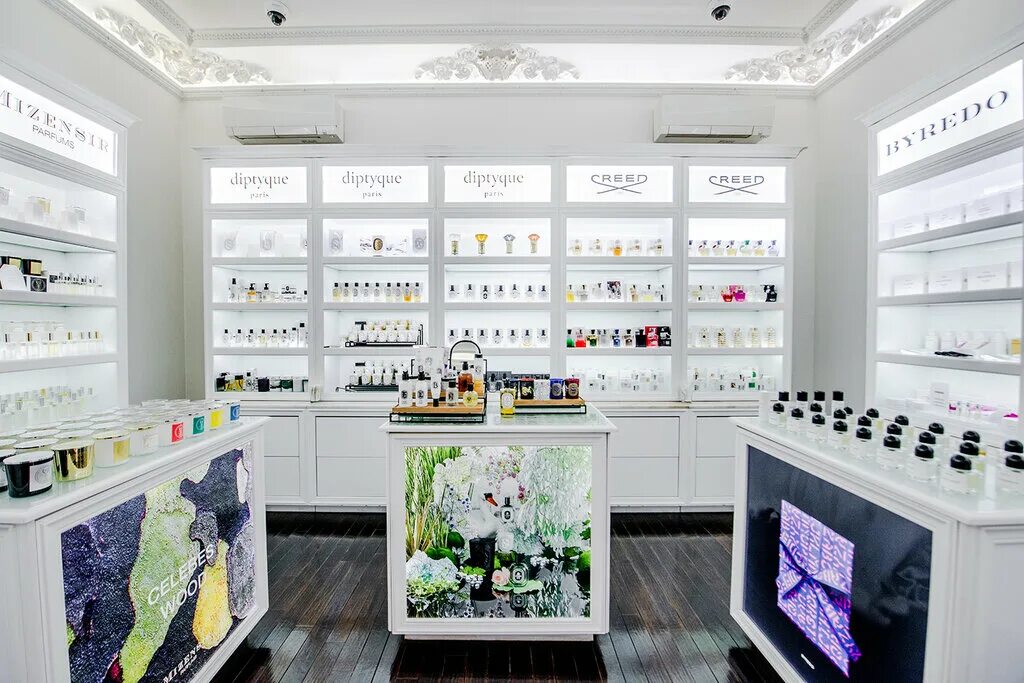 витрина косметического магазина. духи магазин. парфюм магазины в москве. парфюмерный магазин. бутик byredo на патриарших прудах.
