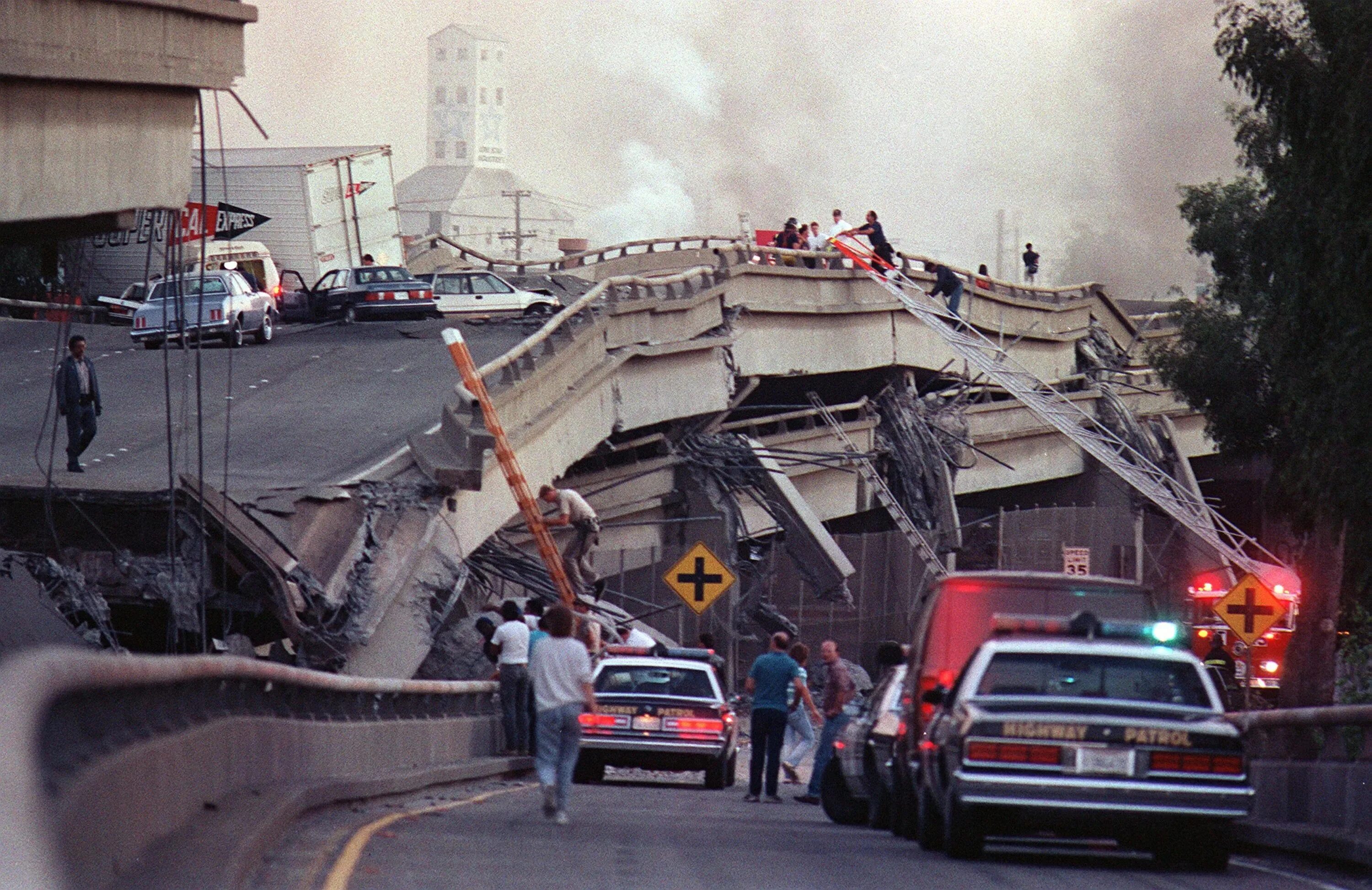 Землетрясение сегодня в сша последнее. Землетрясение в Сан Франциско 1989. Землетрясение в Сан-Франциско 1996. Лос Анджелес землетрясение 1994. Землетрясение в Калифорнии лома-приета 1989.