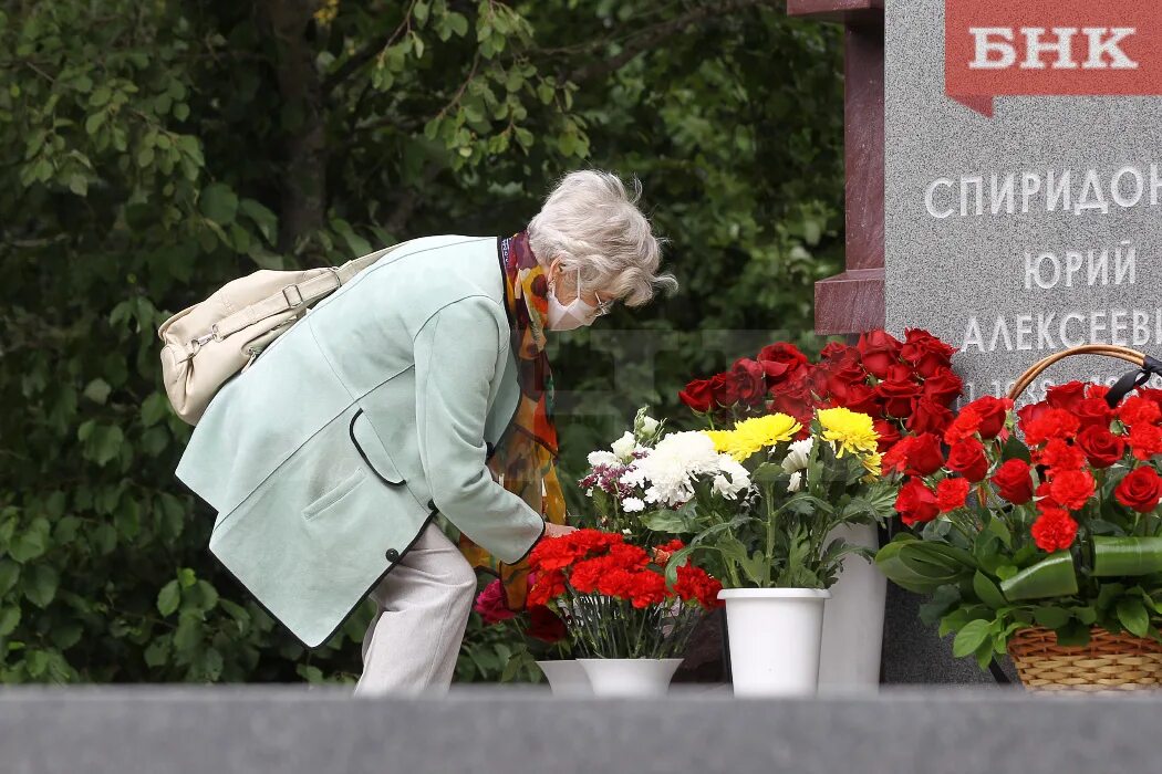 День памяти на первом. Могила Спиридонова Сыктывкар. Захоронение главы Республики Коми Спиридонова ю.а..