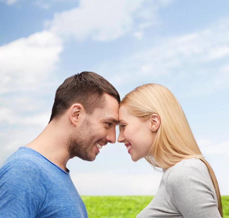 Looking at each other. Лбов пара. Пара соприкасается лбами. Девушка с мужчиной лоб в лоб. Пара лоб ко лбу.