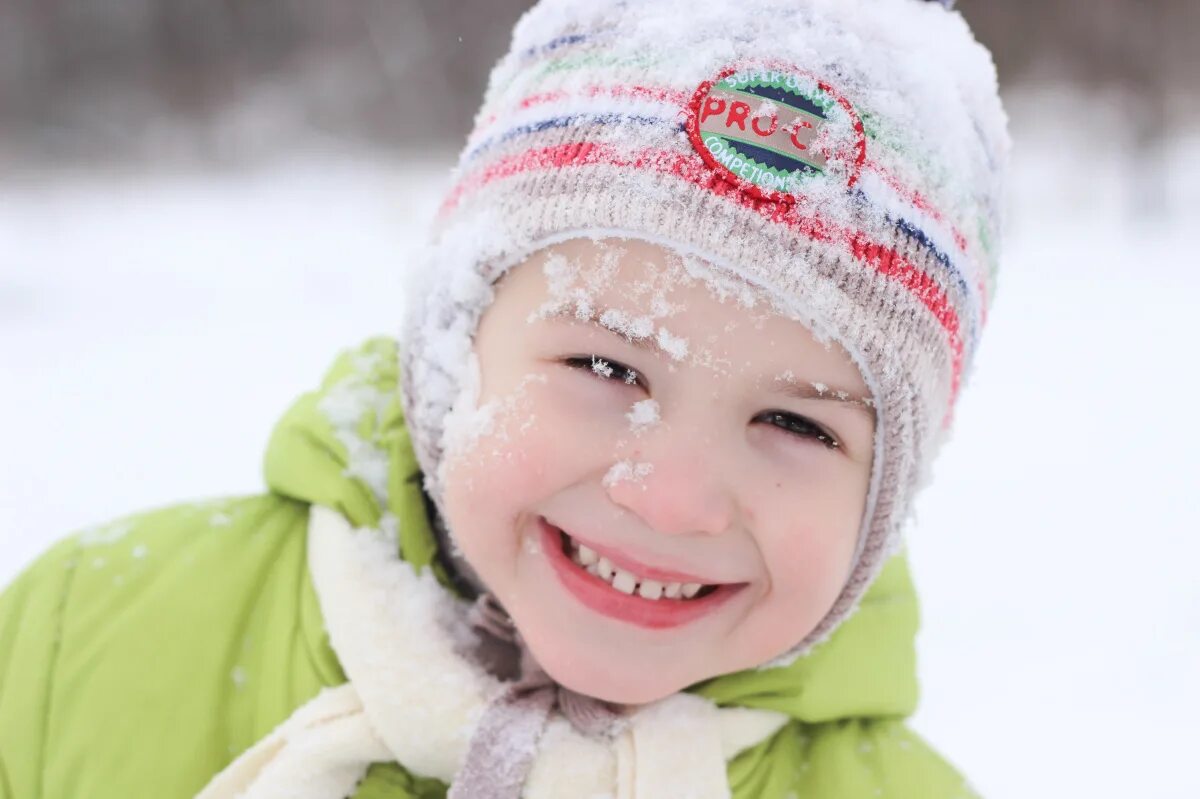девушка в белой меховой шапке. зимняя улыбка картинки. девочка зимой. люди зимой. улыбка зимой.