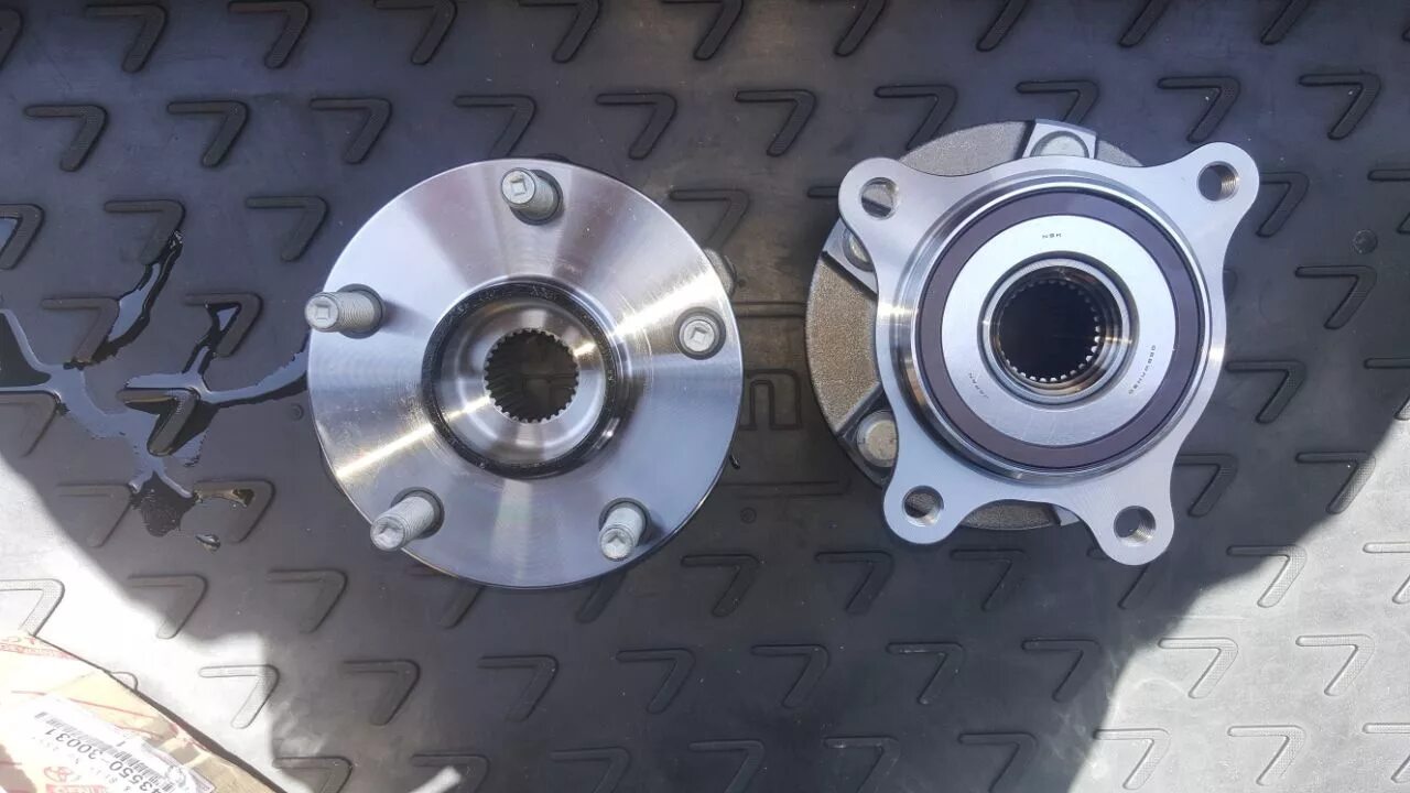 Задняя ступица лексус рх 330. Ступица лексус. Ступица лексус gs300. Ступица переднего колеса lexus is 250. Ступичный подшипник лексус рх 200т.