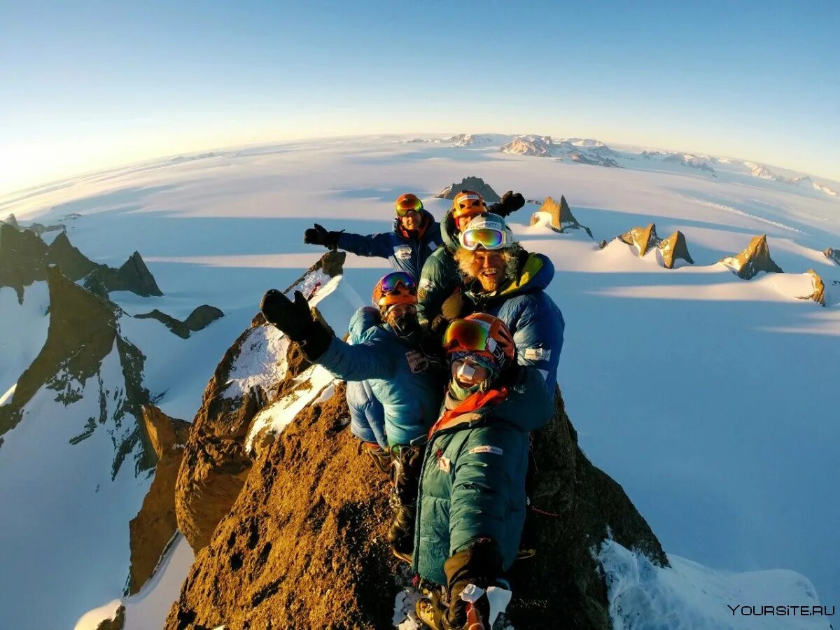 Туристы в горах. Путешественники бывают. Путешественник на фоне гор. Рюкзак путешественника. Путешественник по горам.