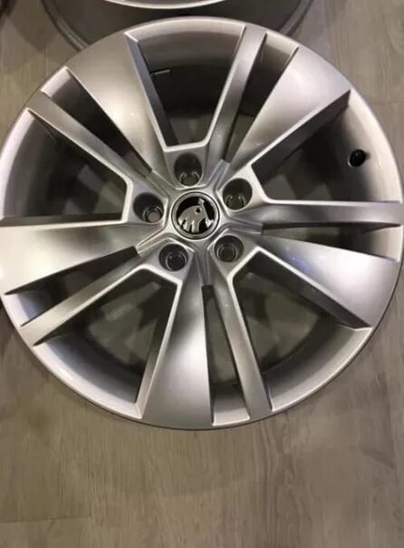 Диски на шкода кодиак 20 радиус. Легкосплавные диски trinity 7j x 18. Диски trinity r18 skoda kodiaq. Диски skoda kodiak r line r18. Оригинальные диски кодиак.