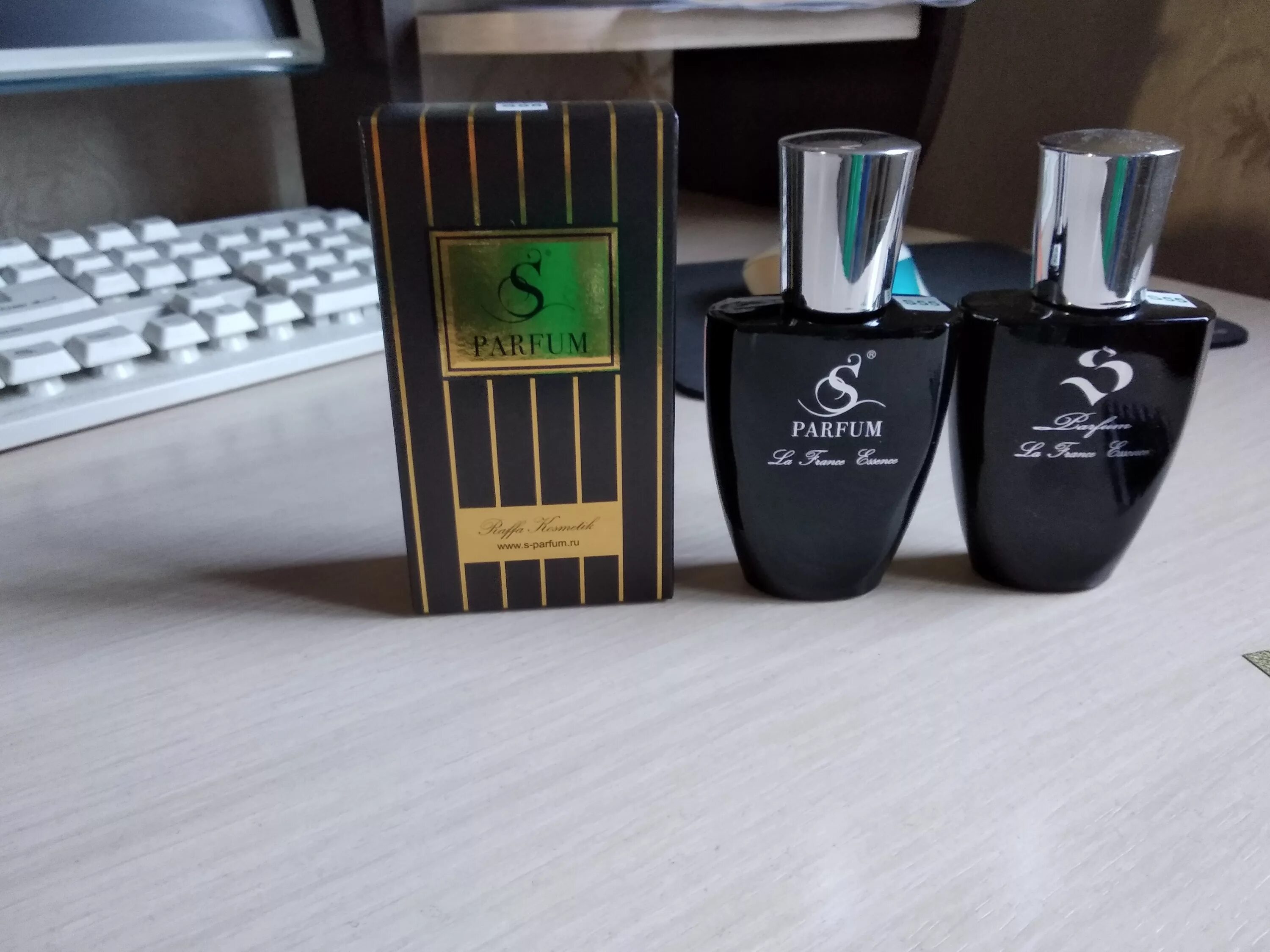 Купить парфюм красноярск. S Parfum f4 la France Essence. S Parfum s 3 s003. La France Essence Parfum s55 мужской. S 55 S Parfum духи s55.