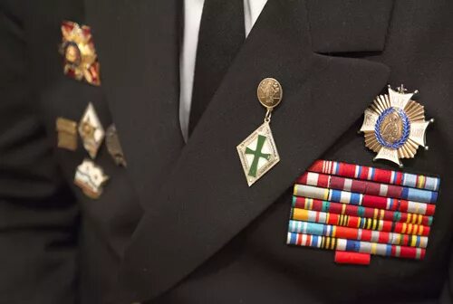 медаль на лацкан пиджака. герой россии награда. медаль на лацкане пиджака. орденские планки на пиджаке. награды на лацкане пиджака.