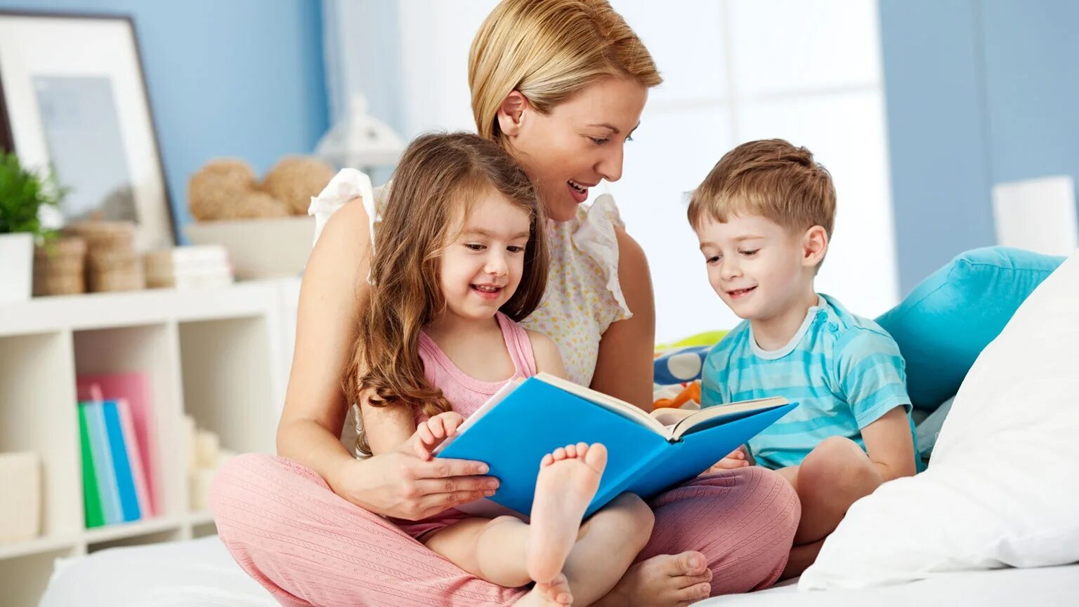 Чтение для детей. Дети читают. Воспитание ребенка. Мама читает книгу ребенку. 3 чему учится ребенок в семье