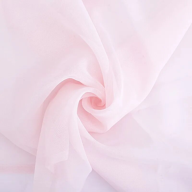 бледно розовая ткань. тюль с розочками. прозрачная розовая ткань. сиреневый фон. розовые шторы.