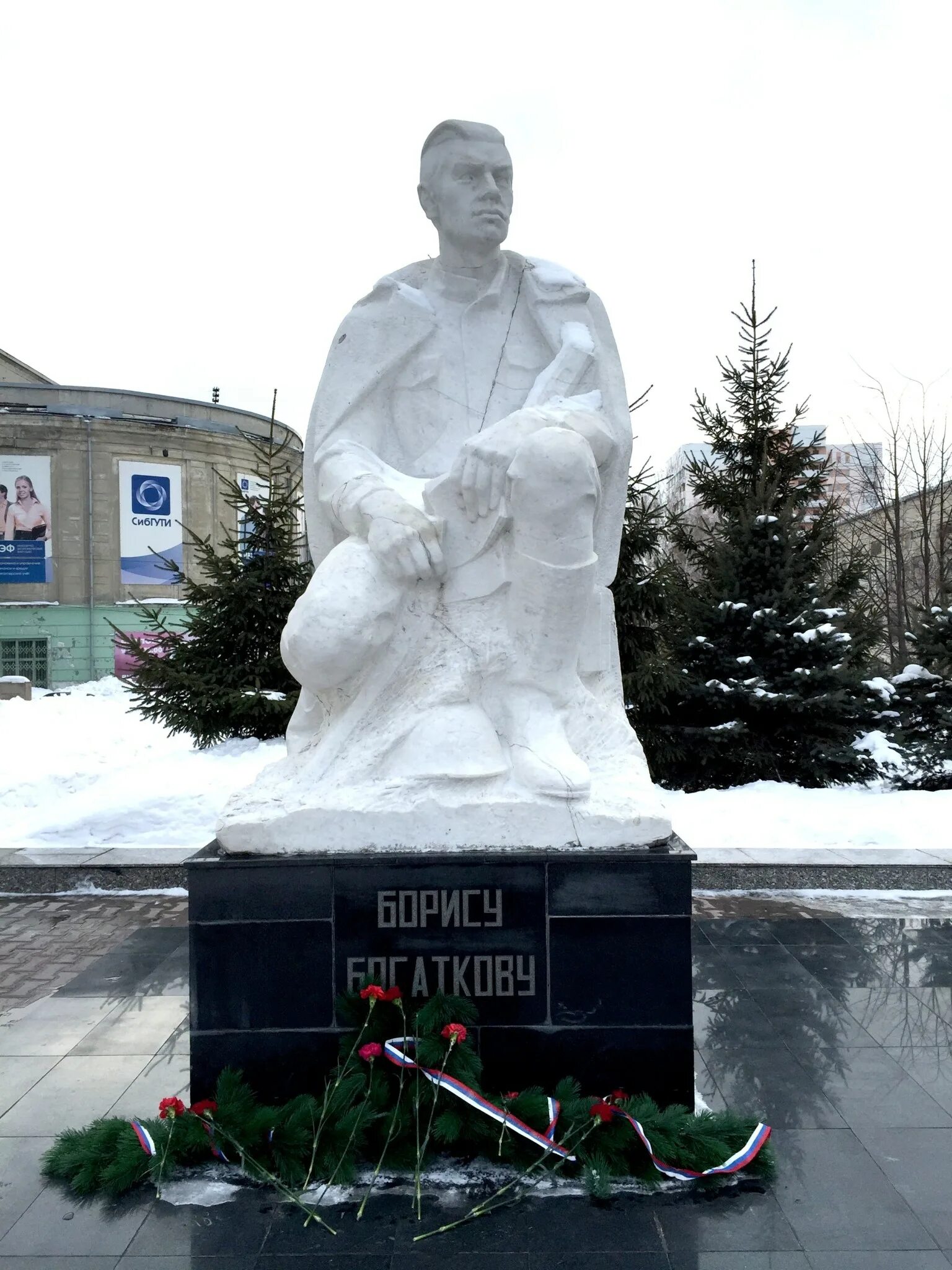 Памятник борису богаткову в новосибирске. Памятник богаткову новосибирск. Памятник борису богаткову в новосибирске. Бориса богаткова памятник возле областной. Памятник борису богаткову в новосибирске.
