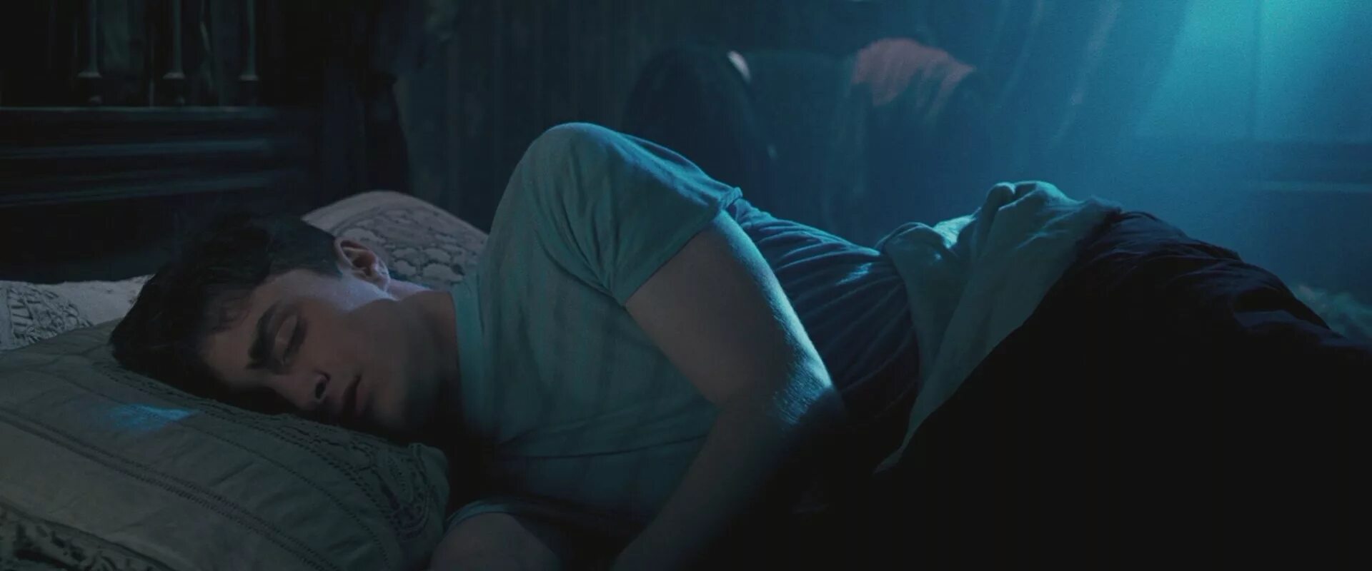 Картинки перед сном. Сонный паралич фильм 2017. Сны в ночь на 11 января. Зачем мы спим ночью рисунок. Малыш в кроватке ночью.