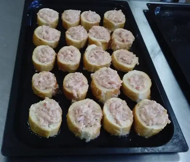 Бутерброд с фаршем и сыром. Бутерброды с фаршем в духовке. бутерброды с фаршем в духовке с сыром. горячие бутерброды с фаршем в духовке. горячий бутерброд в духовке с фаршем.