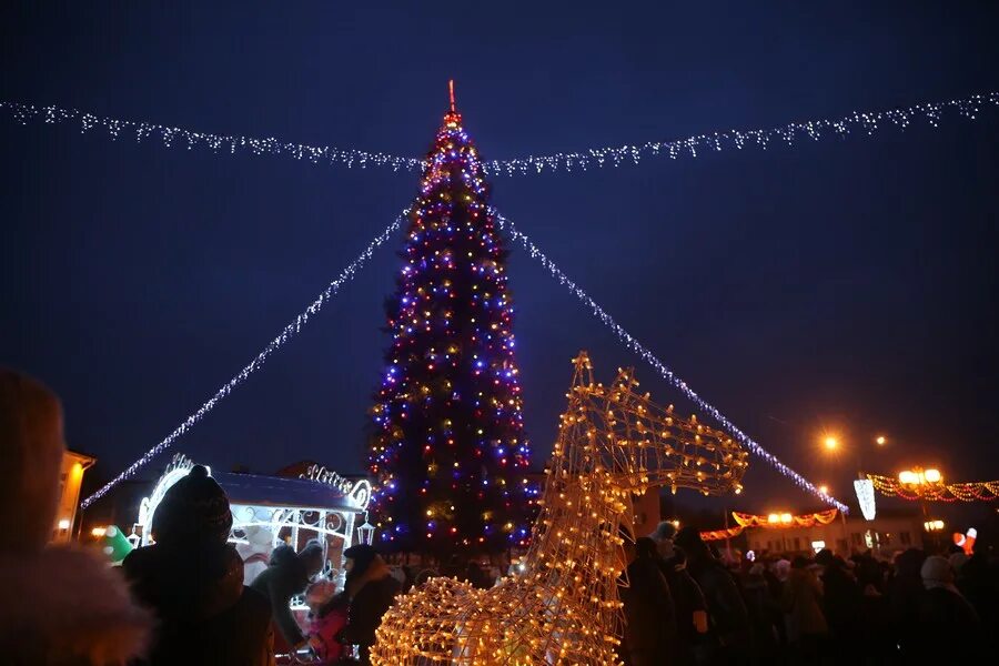 Елка на старом торге калуга 2020. Ош елка новогодняя. Зажгли главную елку. Елка на площади. Набережные челны елка азатлык.