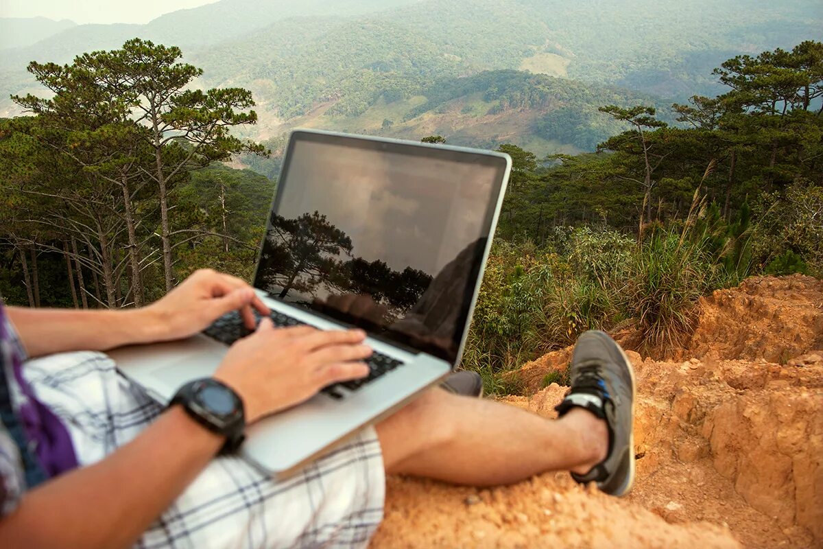 Человек с ноутом на природе. Ноутбук на природе. Мужчина с ноутбуком на природе. Ноутбук в горах. Ноутбук travel
