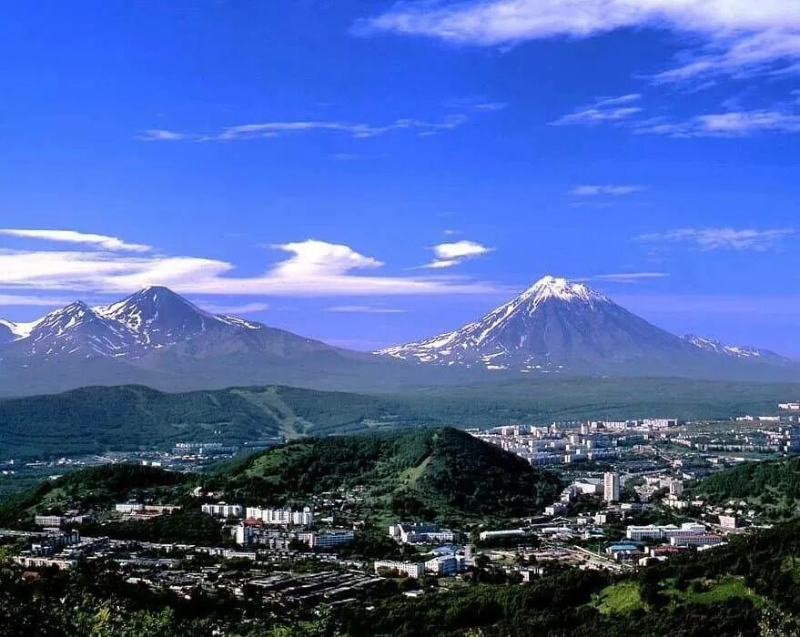 Камчатка это город. Камчатка петропавловск-камчатский. петропавловск-камчатский 1740. петропавловск-камчатский достопримечательности вулкан. вулкан камчатка петропавловск камчатский.