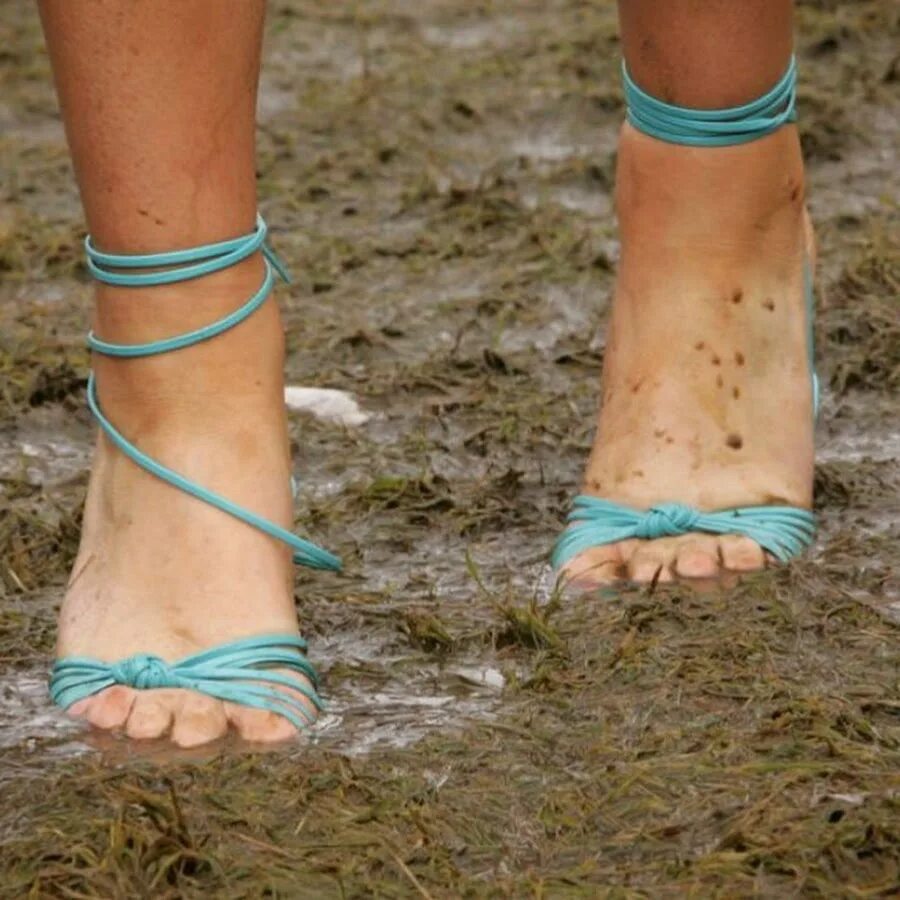 босиком на рельсах.