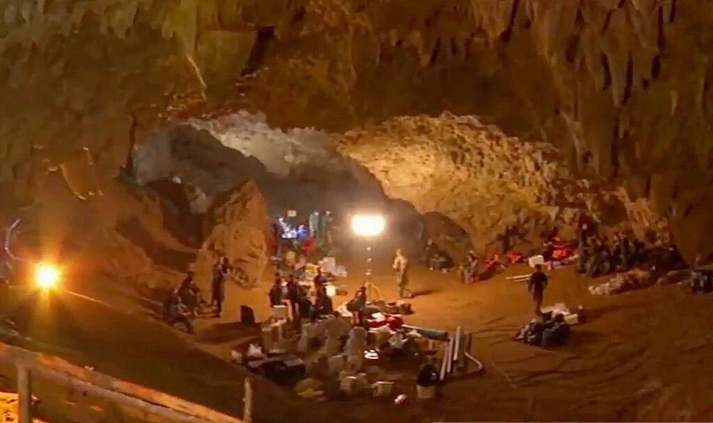 Пещера Тхам Луанг в Таиланде. Таиланд пещера Тхам Луанг спасательная операция. Спасение в пещере Тхам Луанг. Спасательная операция в пещере Тхамлуангнангнон.