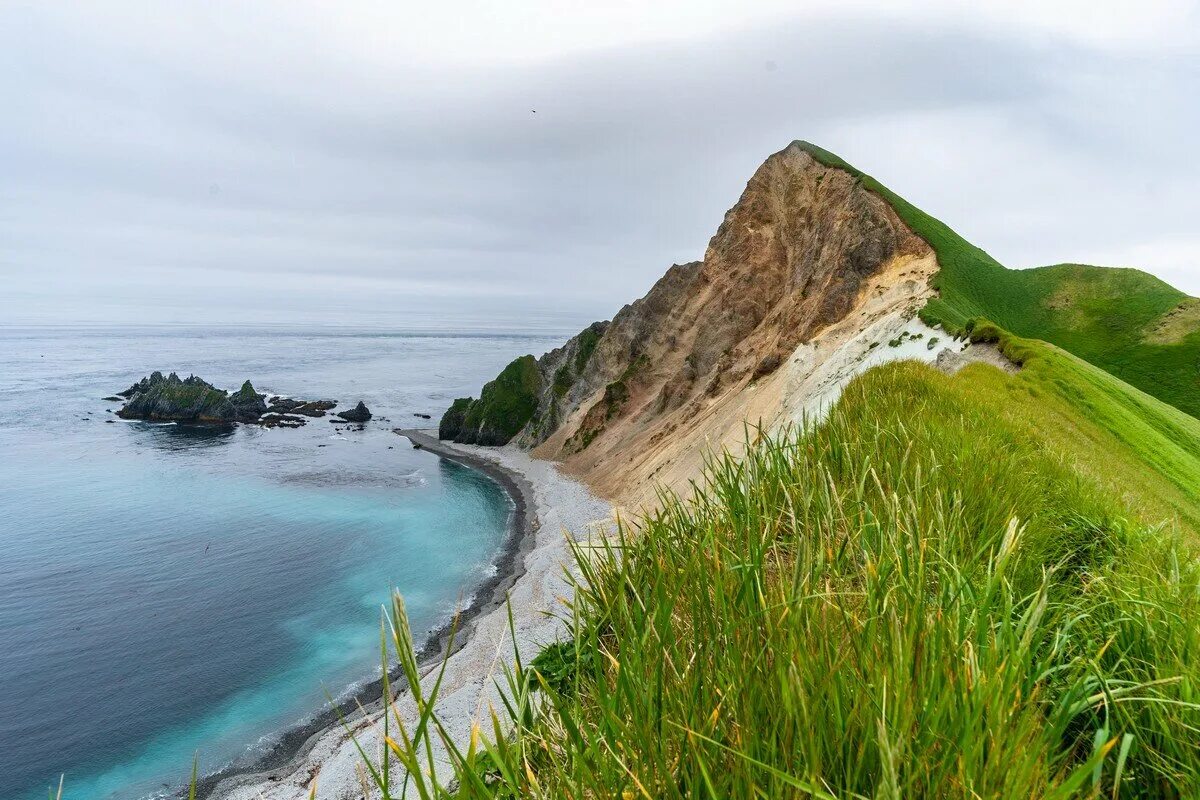 Малая курильская гряда острова. Самой большой остров курильской гряды. Малая курильская гряда острова. Малая курильская гряда острова на карте. Маяк на острове итуруп.