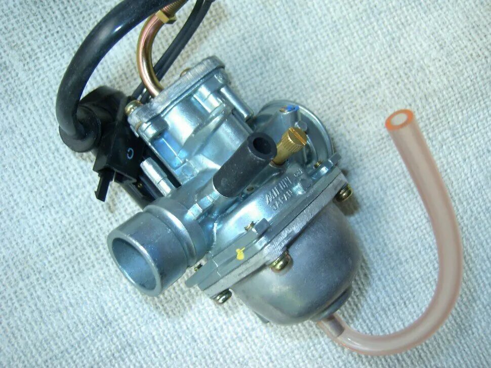 Карбюратор скутера 4т 50сс холостой ход. Карбюратор на скутер 2т 50 кубов хонда. Карбюратор 4т 139qmb 50cc. Зазоры клапанов на скутере 4т 150 кубов. 4 т карбюратор скутера винт холостого хода.