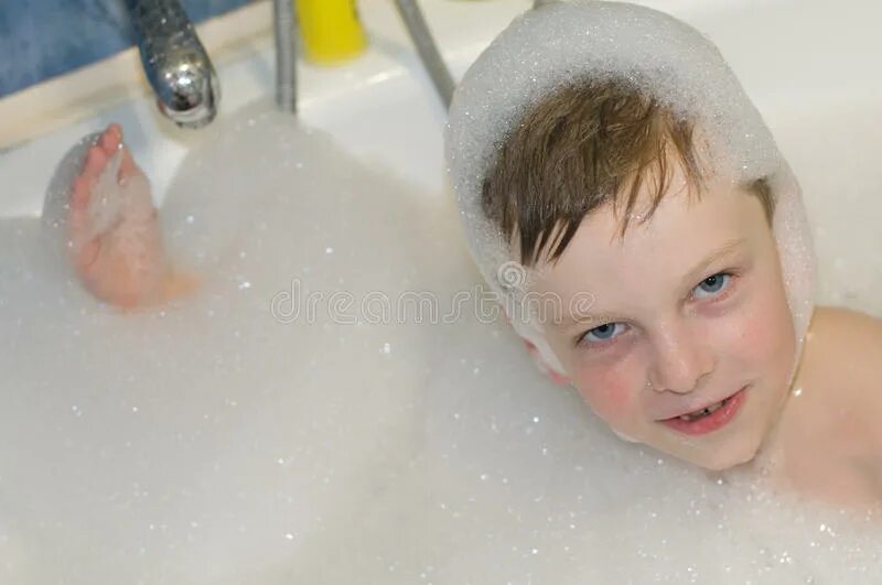 Мальчики купаются вместе. Хлопчики Bath. Мальчики купаются в пене. Купание мальчика 4 лет. Мальчик купается в ванне.