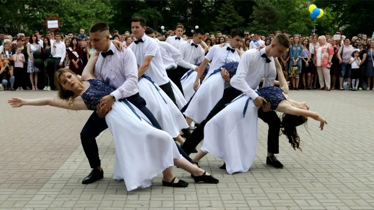 Выпускной танец. Школьный выпускной. Выпускной вальс. Элементы для вальса на выпускной. Выпускники танцуют.