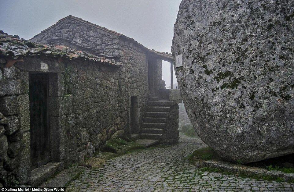 Ancient houses. Деревня Монсанто, Португалия. Каменный Монсанто. Каменный дом (Фафе, Португалия). Каменный дом (Гимарайнш, Португалия).