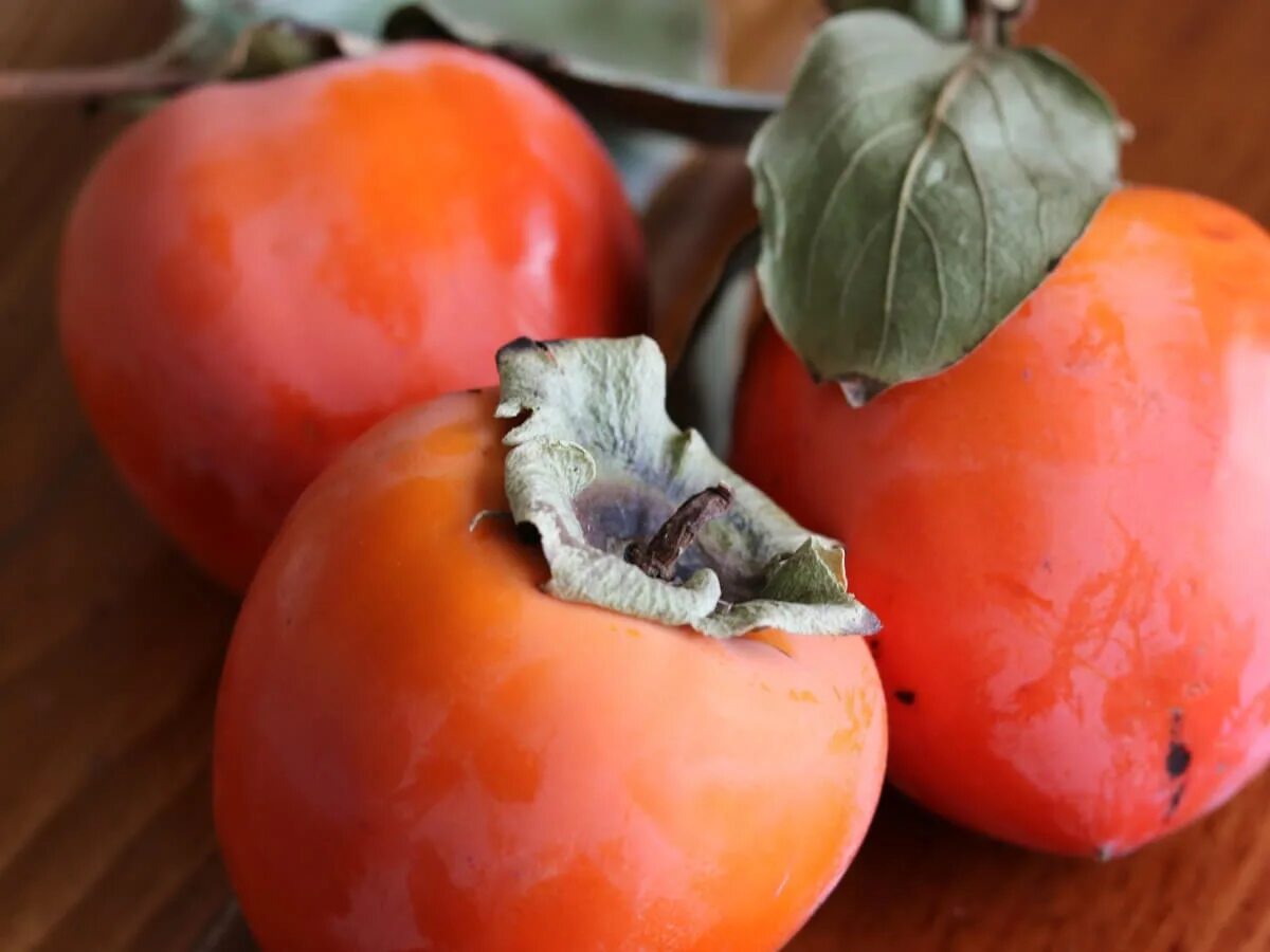 Какой сорт хурмы сладкий. Хурма бычье сердце. Какой сорт хурмы сладкий. Какой сорт хурмы сладкий. Сорт хурмы хиакуме.