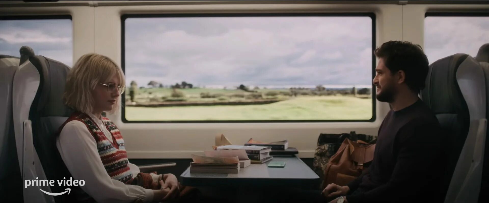 Мужчина судьба 7. Люси Бойнтон и кит Харрингтон. Современная любовь кит Харингтон. Кит Харрингтон в поезде.