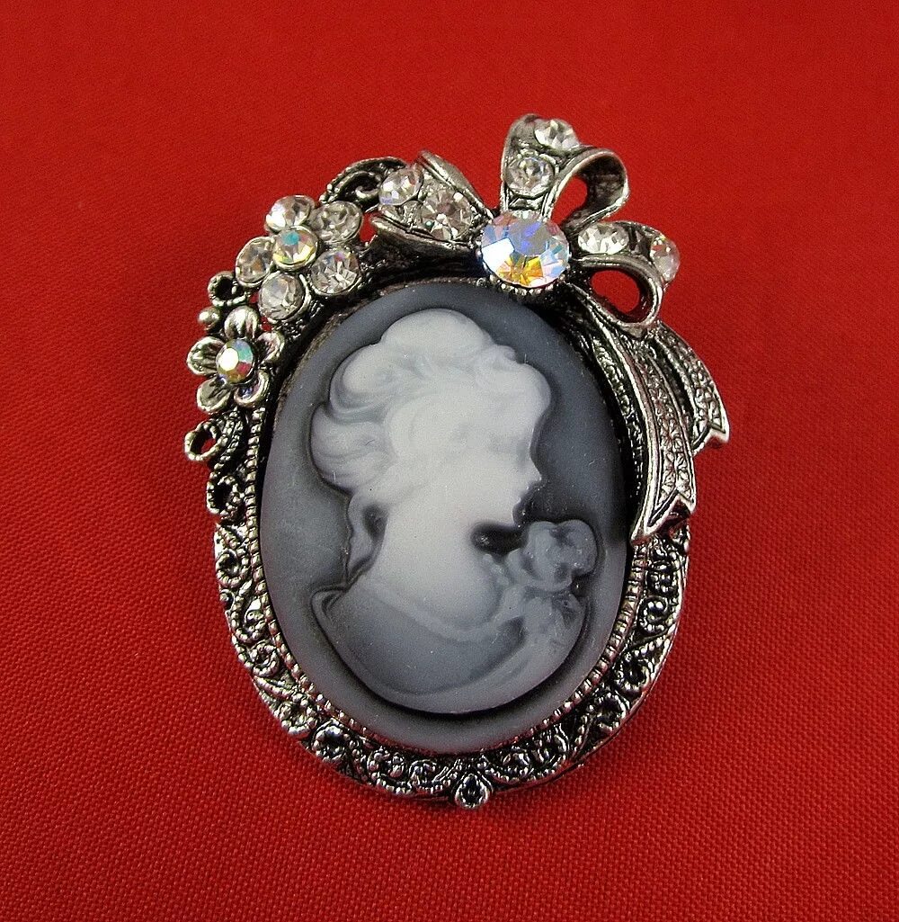 Камея 1500х900. Камея гемма инталия. Брошь камея со стразами. Камея московский проспект. Камея московский проспект.