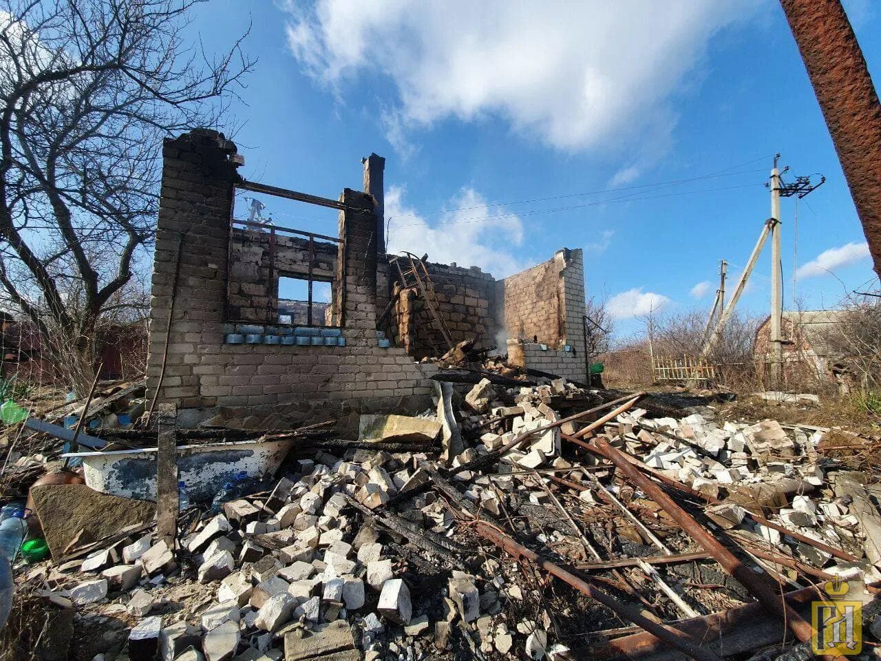 Сколько мирных жителей на донбассе. ВСУ на Донбассе 2022. Разбомбленный Донбасс мирные жители. Разрушенные здания Донбасс.