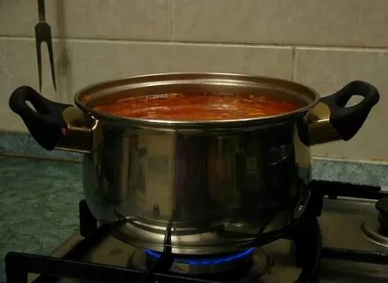 Так и не доварив борщ сестра выбежала