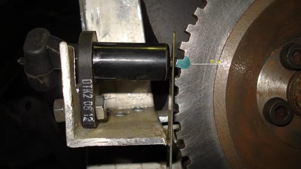 3. Задающий диск коленвала мазда сх-5. Датчик дпкв схема. Распиновка датчика положения коленвала 2110. Датчик коленвала ford mondeo 2.