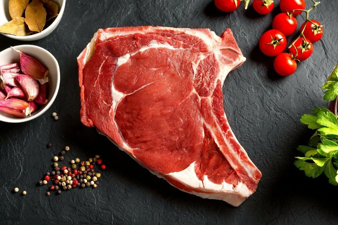Темное мясо. Мелко нарезанное мясо. Кусок мяса. Свежее мясо. Мясо вырезка говядина.