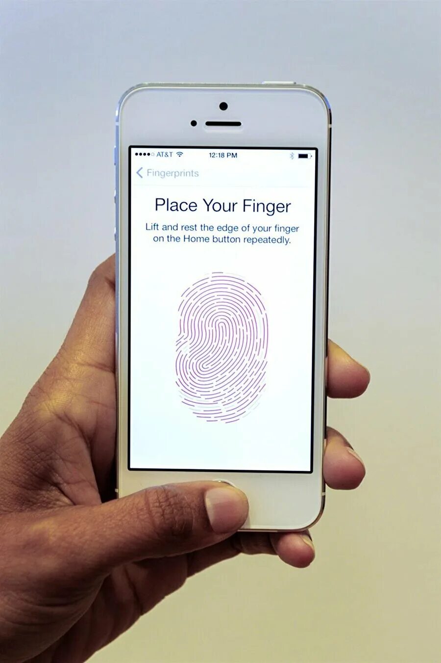 Есть ли отпечаток на айфоне. Сканер отпечатка пальца на айфон 6. Iphone 13 отпечаток пальца. Айфон 5s есть отпечаток пальца. Айфон 5 отпечаток пальца.