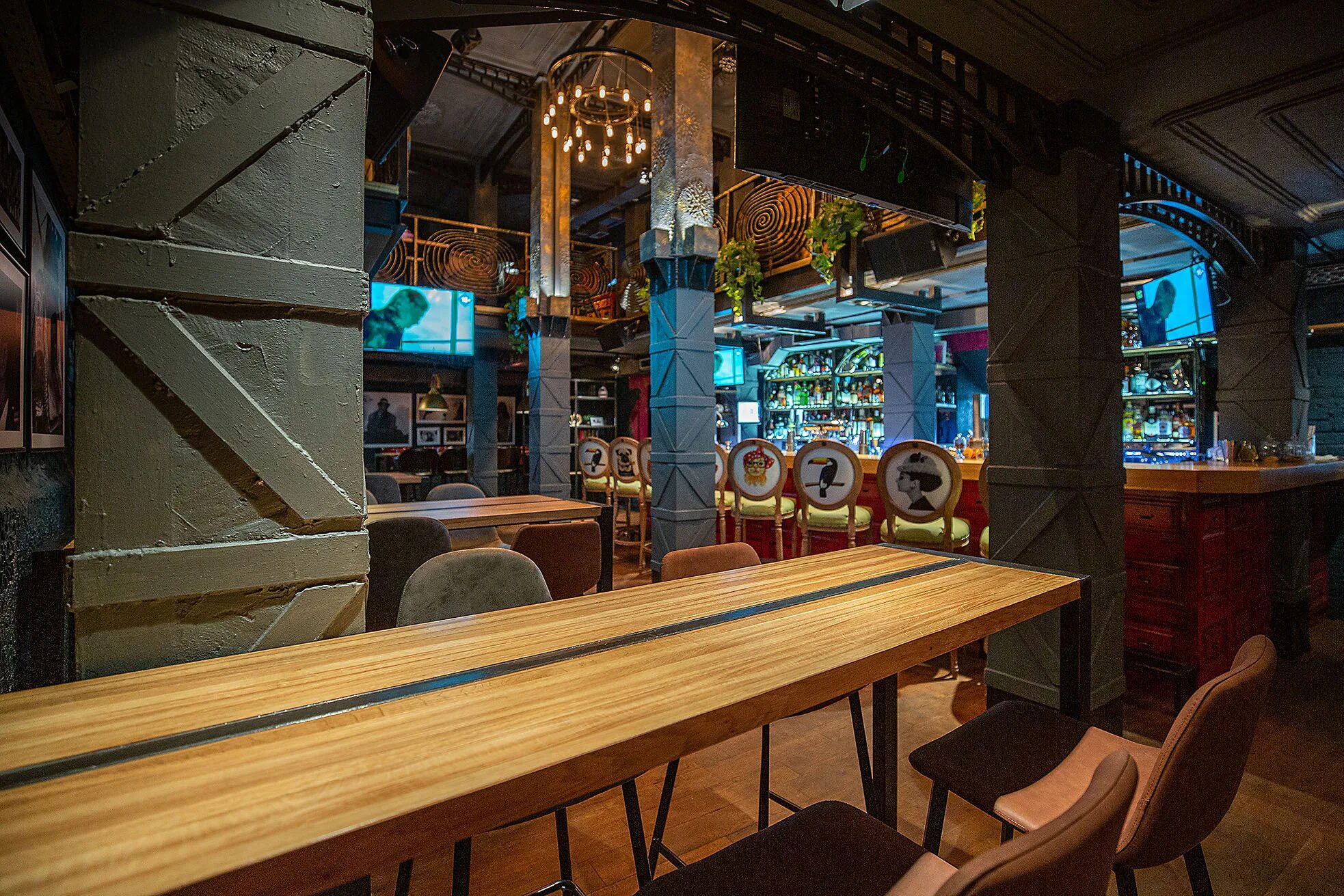 Зеленая собака бар кузнецкий мост. Собака в баре. Собака в баре. Собака бар. Собака бар кострома.