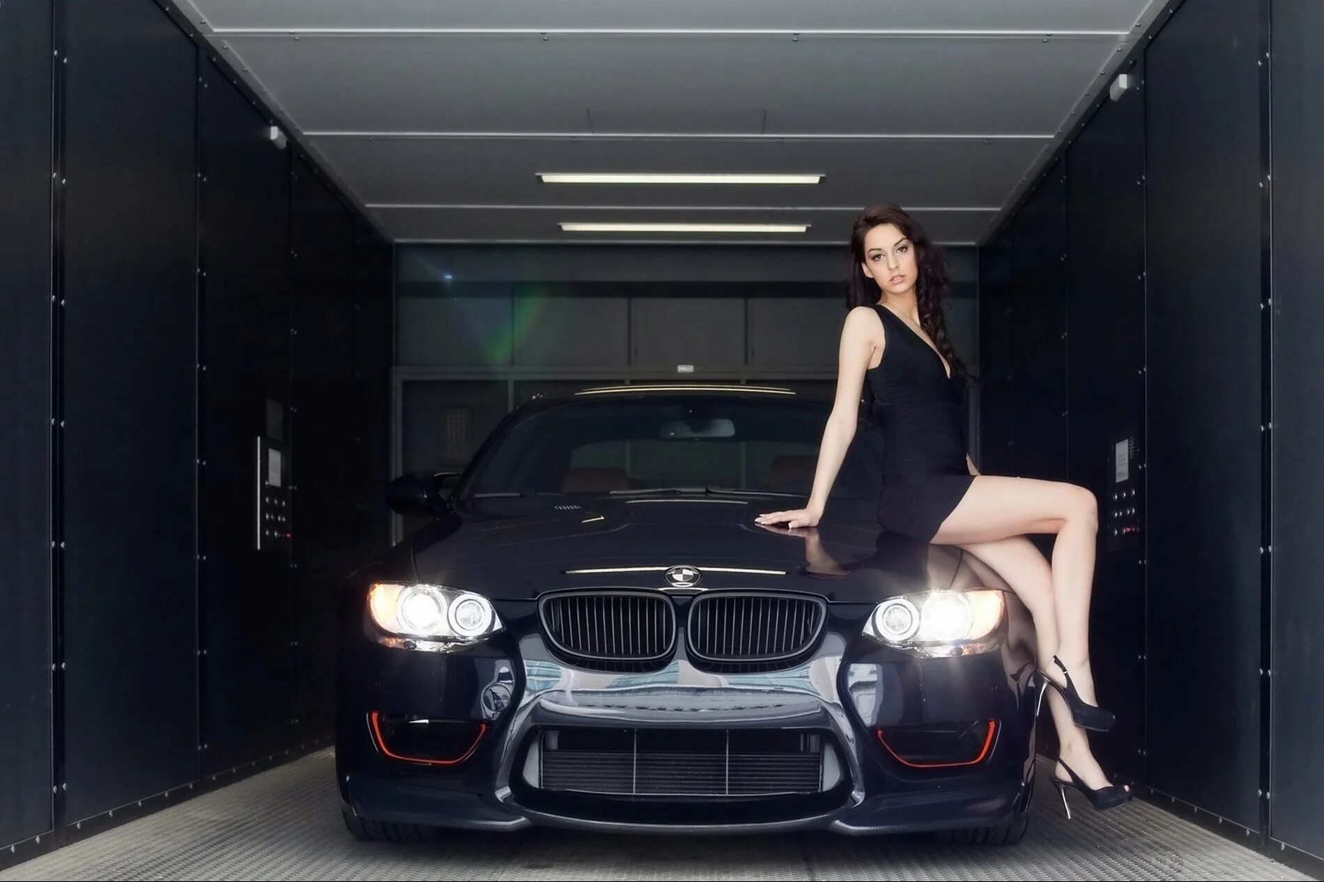 Женщина на капоте. BMW m3 девушки Булкина. BMW f10 и девушка. BMW e60 и девушка. Девушка в машине.