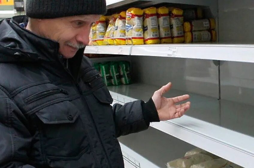 Такого нет в магазине. Пустые полки в магазинах. сахар на прилавке. сахар в магазине.
