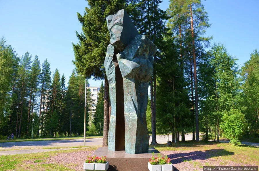 Костомукша это. Монумент Дружба Костомукша. Памятники Костомукши. Республика Карелия Костомукша. Костомукша город в Карелии.