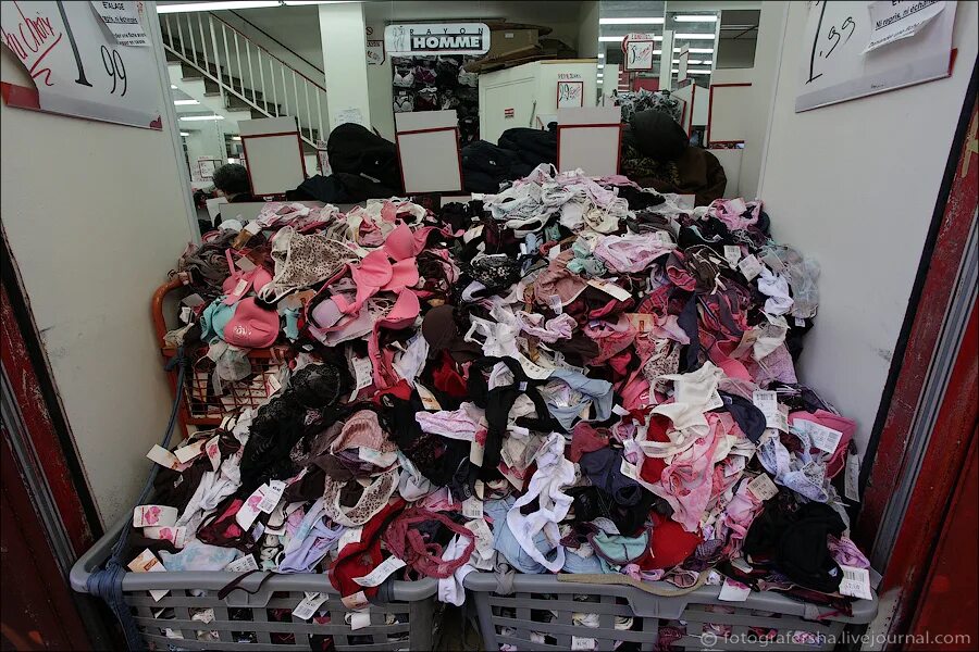 Много нижнего белья. Много нижнего белья. Очень много белья. Много лифчиков. Рынок женского белья.