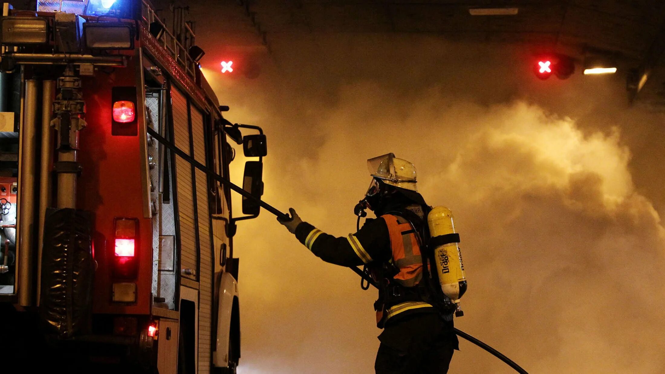Пожар зимой ночью. Мчс пожар. Пожар в частном доме. Пожарные тушат авто. Горит пожарный автомобиль.