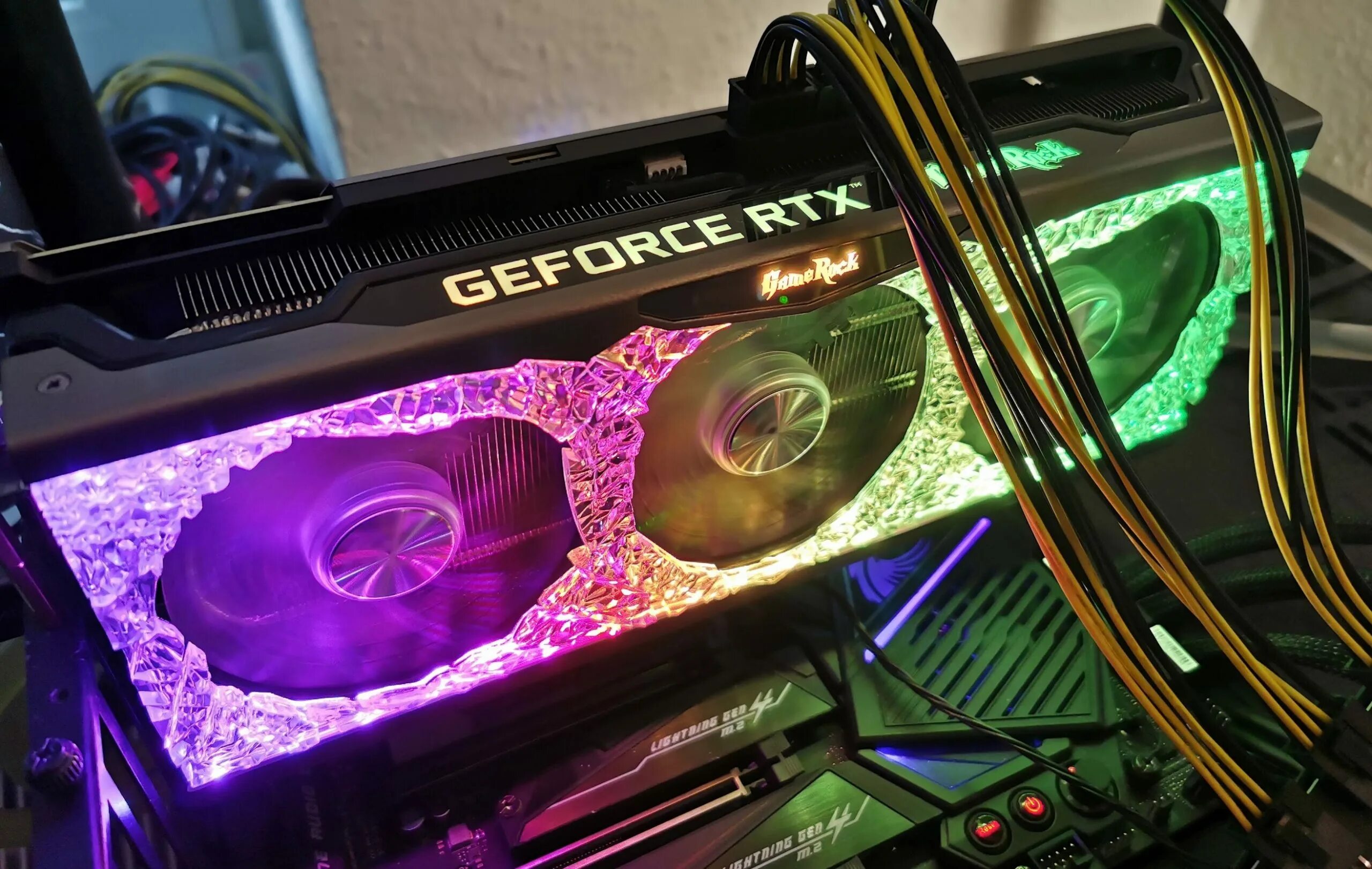 Видеокарта светится. RTX 3080 ti. RTX 3080 GAMEROCK. Видеокарта RTX 3090 ti. RTX 3080ti Palit GAMEROCK.