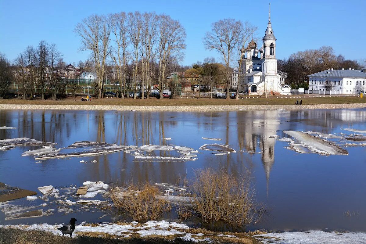 Вологда весна. Река вологда. Апрель вологда. Набережная в вологде апреле. Вологда в апреле фото.