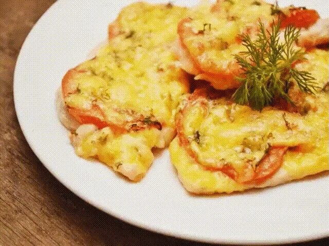 Куриное филе отбивные в духовке с помидорами и сыром. Куриная отбивная с помидором и сыром в духовке. Куриная отбивная под сыром в духовке. Куриные отбивные в духовке с сыром. Отбивные с курицей помидорами и сыром