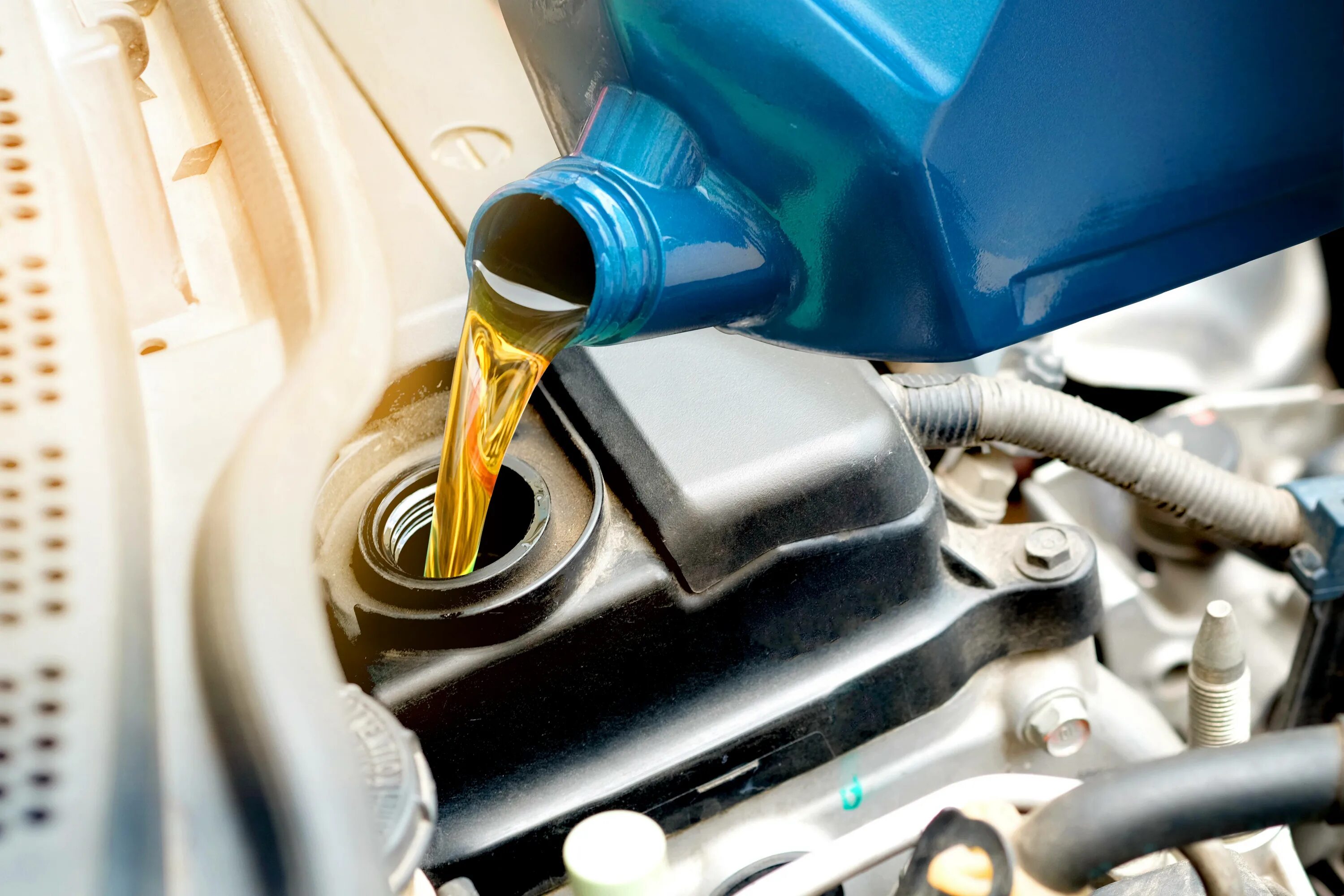 Как часто менять масло в автомобиле. Hyundai oil change. машинное масло. долив масла. долив масла в двигатель.