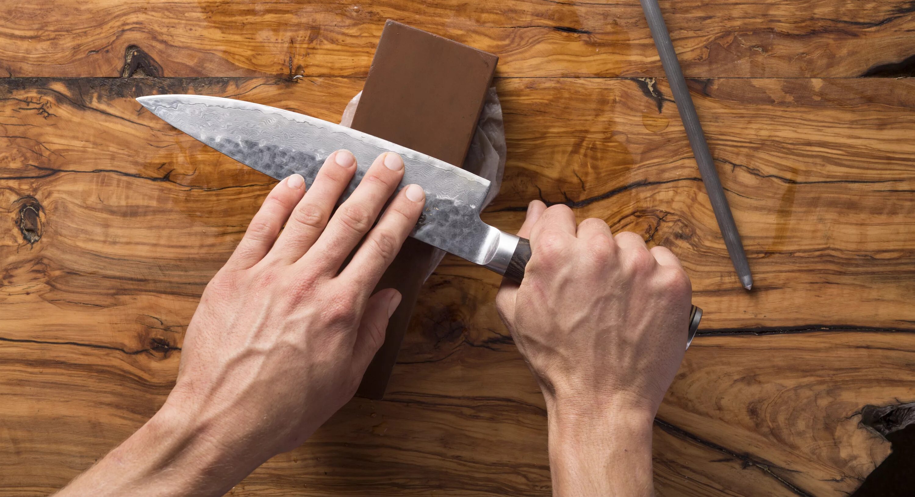 Наточенный кухонный нож. Заточенный нож. Мужик точит нож. Заточка ножей.