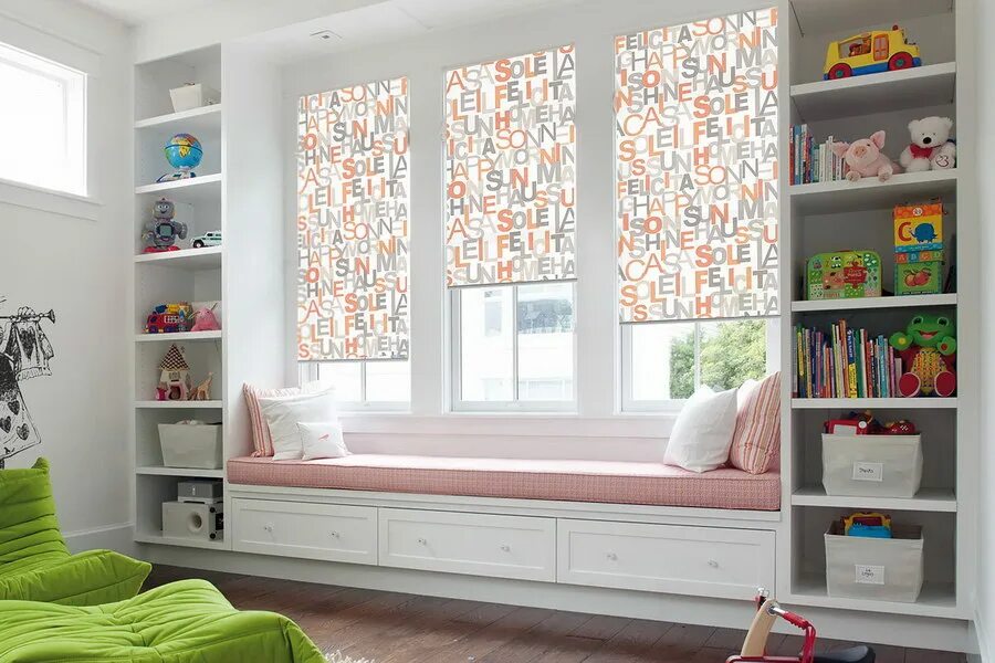 диванчик у окна в детской. подоконник в спальне. уютная комната для девочки. широкий подоконник в интерьере детской. римская штора в детскую.