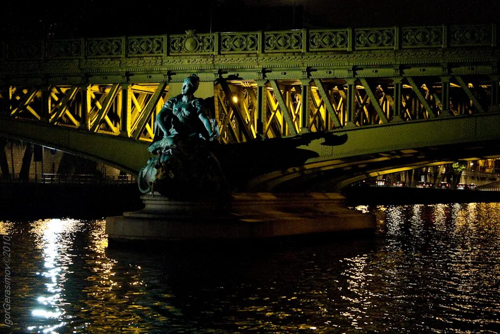 Мост Мирабо в Париже. Мост . Мирабо. Париже Мирабо. Мост Мирабо статуи. Мост Мирабо Аполлинер. Фрагмент моста