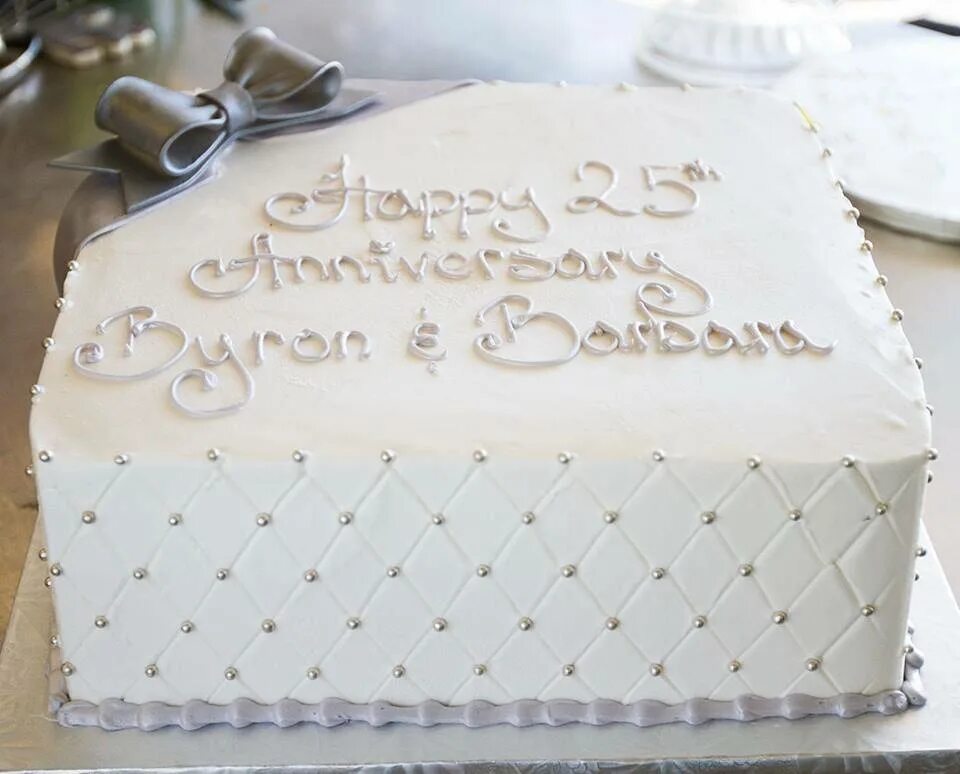 Рецепт для надписи на торте. Надпись на свадебном торте. Торт на свадьбу с надписью. Торт на серебряную свадьбу квадратный. Прямоугольный торт на свадьбу.