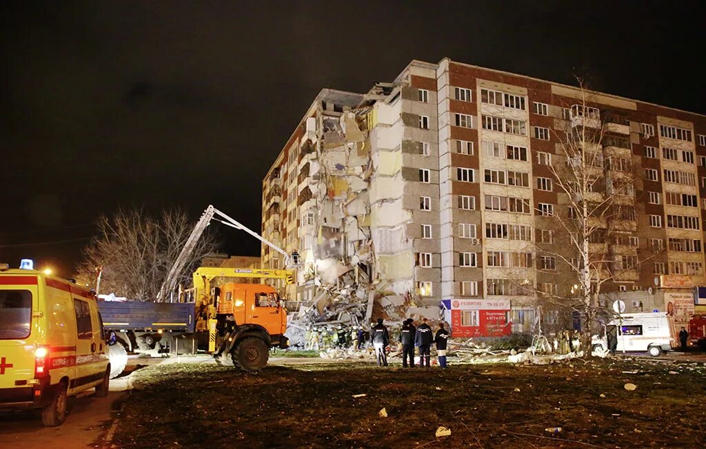 Обрушение дома видео. Взрыв газа в ижевске 9 ноября 2017. взрыв дома в ижевске 2017. ижевск ноябрь 2017 взрыв газа. взрыв газа в ижевске на удмуртской.