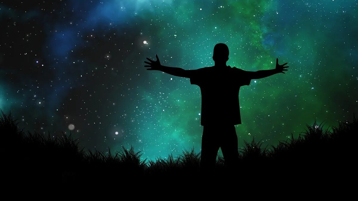 Поднимаю ночью руку вверх. Человек с поднятыми руками вверх. Девочка на фоне звездного неба. Человек на рассвете. Человек с раскинутыми руками спина.