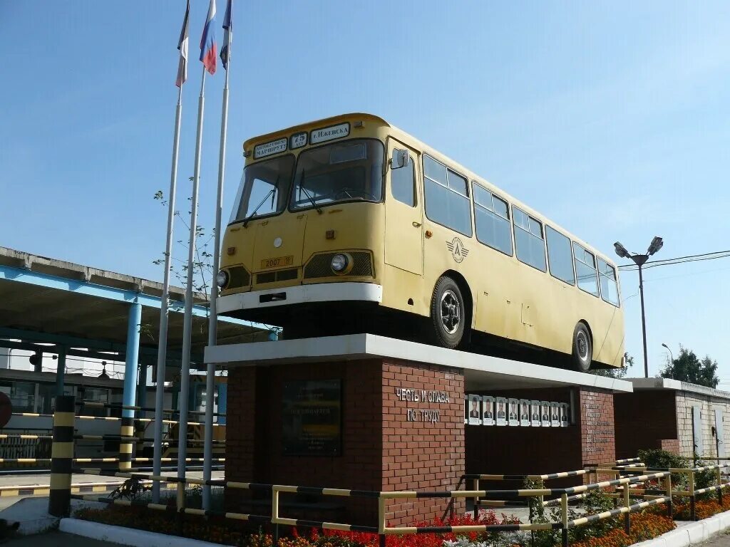 Монумент автобус. Лиаз-677 автобус. памятник автобусу лиаз-677 ижевск. автобус лиаз 677 ижевск. лиаз автобус памятник в ижевске.